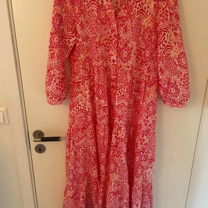 Mönstrad klänning  - Jättefin mönstrad klänning från zara som bara är använd en gång!