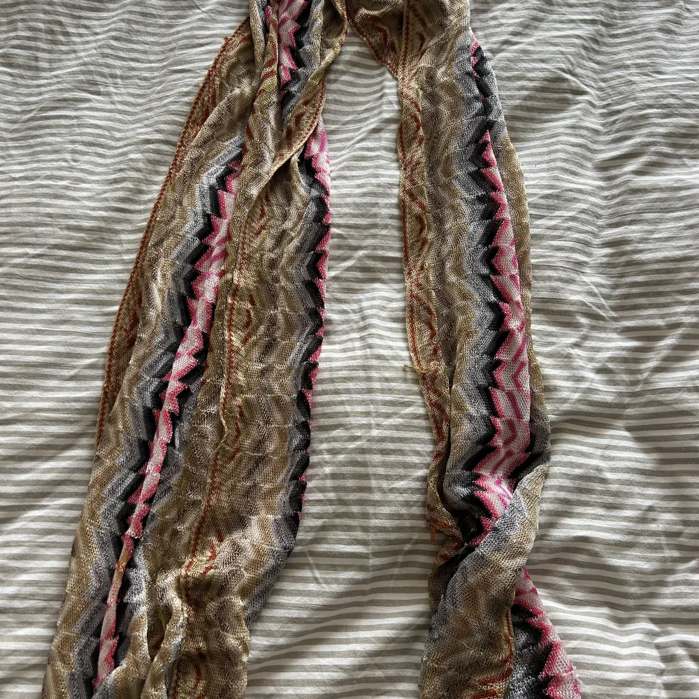 Säljer en missoni sjal (lappen är borta), säljes för 150kr! . Övrigt.