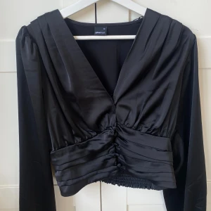 Blus från Gina tricot - Svart blus från Gina💗 Hör av dig vid frågor eller om du vill ha fler bilder!!