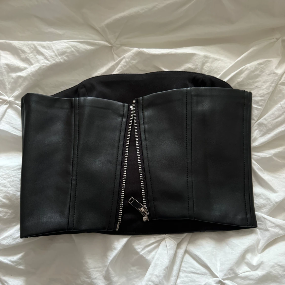 Svart korsett från Gina Tricot - 90