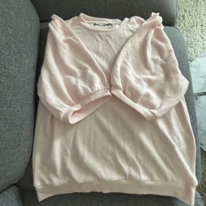 Roa tröja - Passar mig som bör storlek S (Liten i storleken)