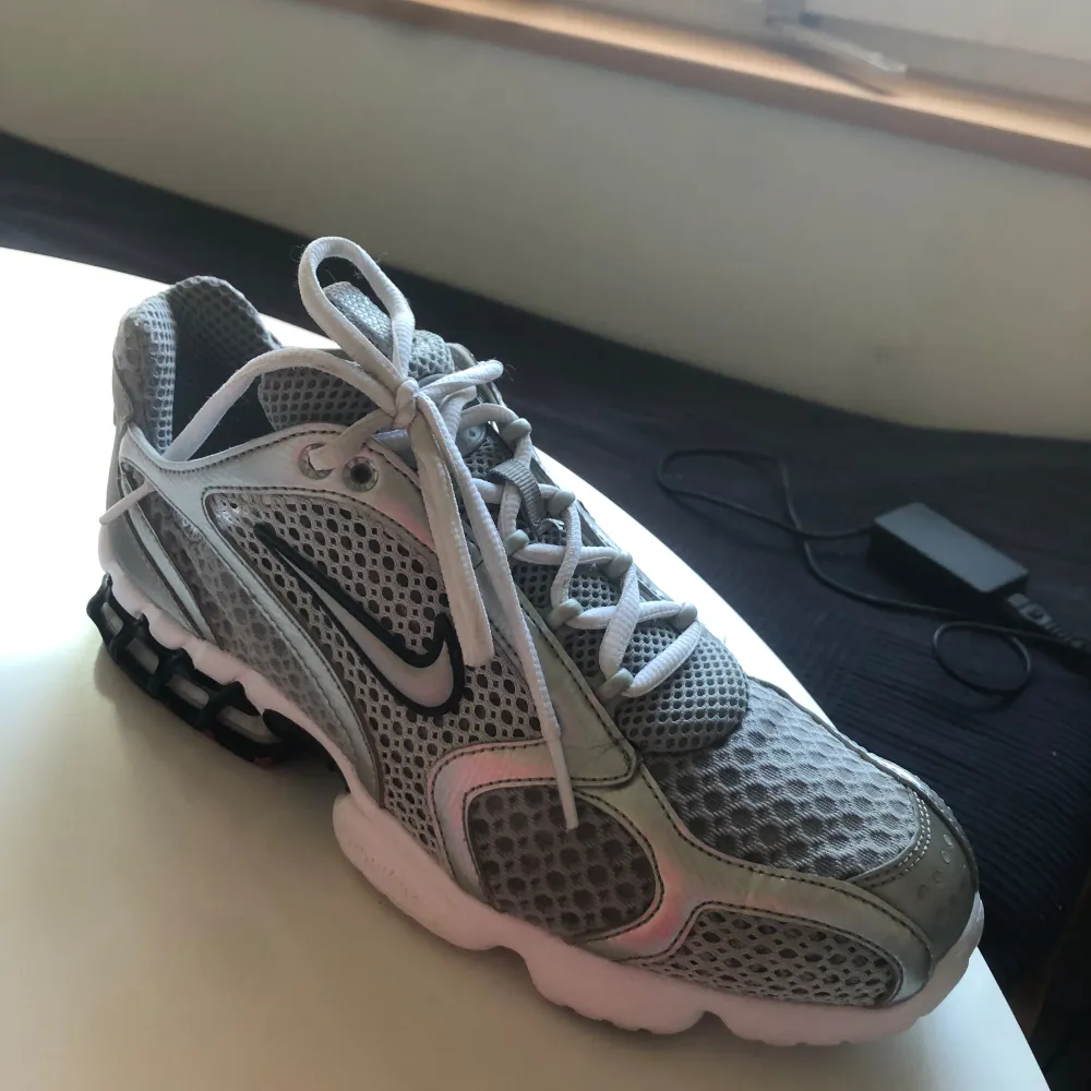 Riktigt läckra Nike Spiridon Cage 2 i silver/grå/röd som jag tyvärr måste sälja då de ej passade mina fötter bekvämt nog! Köpte de i nyskick för 2400 och rj använt de sen dess! Hör genast av dig vid funderingar :). Skor.