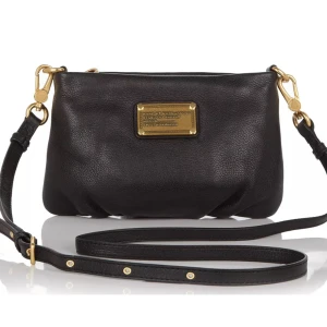 Marc by Marc Jacobs Q Percy bag - Sparsamt använd och i superfint skick. Inga skavanker eller liknande vad jag kan se och därav som ny! Säljes endast pga den kommer ej till användning och förtjänas att visas upp så fin som den är. Går att reglera axelremmen!