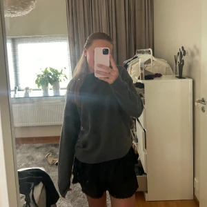 Stickad tröja  - Säljer min gråa fina stickade tröja från zara 