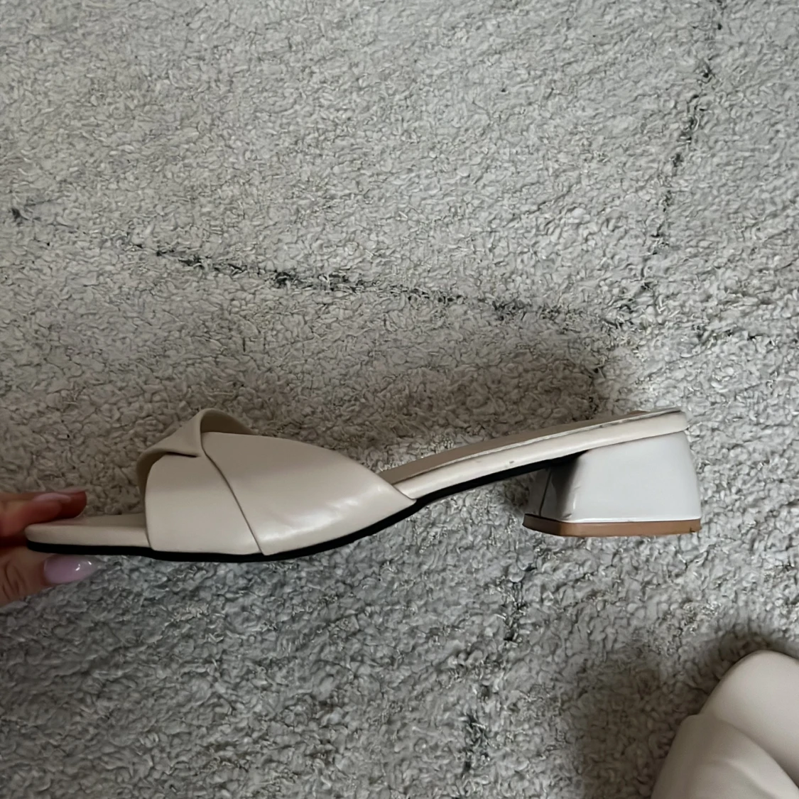 Beige sandaler med klack - 91