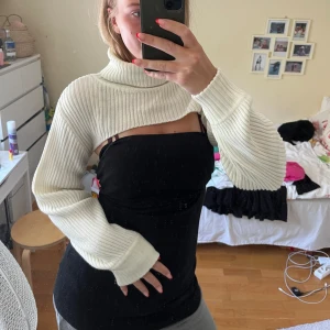 Bolero/stickade ärmar - Supercoola typ ärmar med polokrage.