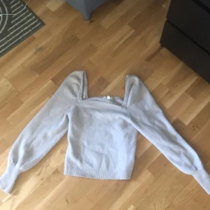 Stickad tröja strl S - Hej! Säljer en stickad mysig tröja i storlek S (originell från HM) använd fåtal gånger då jag personligen inte gillar hur den sitter på mig. Annars är den hur fin som helst. Beige aktig. Oklart nypris. Finns i örebro