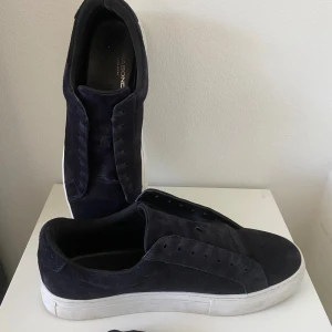 Vagabond skor - Hejsan! Nu säljer vi på Erhga clothing ett par Vagabonds, Paul 2.0. Skorna är storlek 42 men passar även 43. De är sparsamt använda, 9/10 i skick. Kontakta oss vid minsta lilla fundering /Erhga clothing