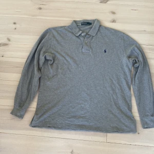 Ralph Lauren långärmad pike - Grå långärmad pike från Ralph Lauren i storlek L. 