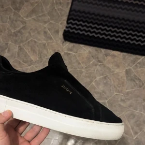 Arigato 360  - Säljer nu mina arigatos som jag knappt har använt dom är i 9/10 skick. Använde Max 5 gånger. Dom är storlek 42 men passar både 42-43. Bara o höra av sig vid funderingar eller frågor. Pris ej hugget i sten