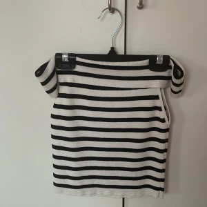 Off shoulder topp - Randig off shoulder topp från H&M  Jättebra skick  Använd 3 gånger 