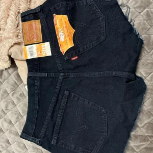 Levis jeansshorts  - Jeansshorts från levi. Midweasted. Oanvända❤️