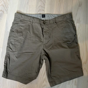 Hugo Boss Shorts - Grå / beige färg  Bra skick 9/10