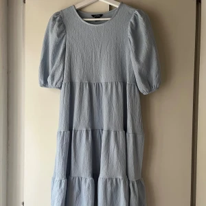 Ljusblå klänning - Endast använd 1 gång. 