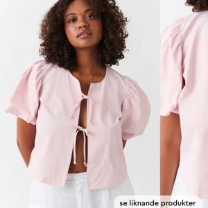 Blus med puffärm  - Super söt blus med puffärm, använd 2 ggr så väldigt fint skick💞nypris 499kr 