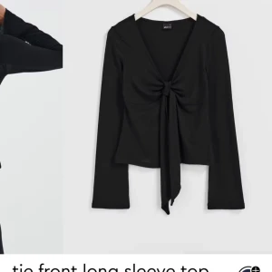 Tröja  - Jätte fin tröja som jag bara använt 1 gång för den var inte riktigt min stil❤️ köpte för 300kr. 