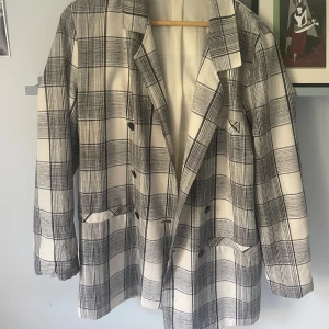 Rutig kavaj - Kavaj köpt secondhand. Bra skick, bara några få användningar!