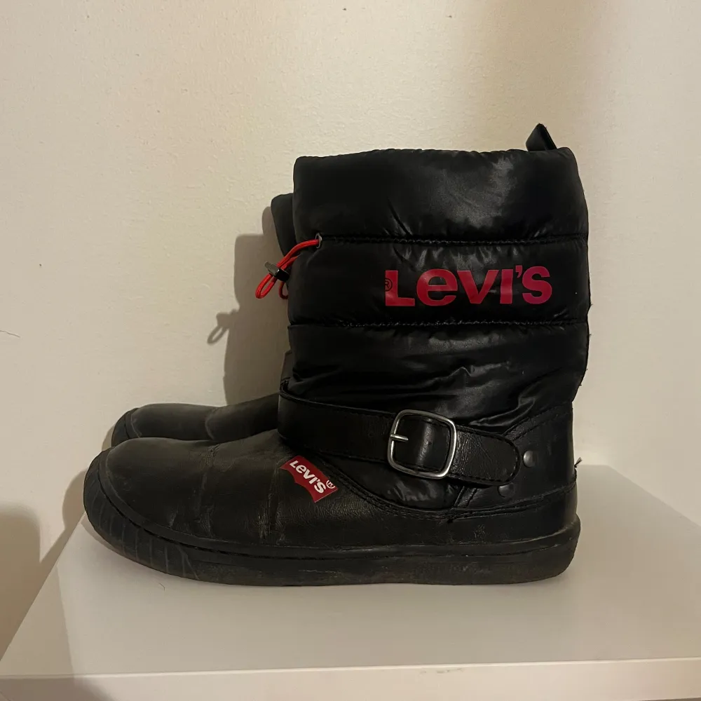 Vinterskor från Levis med lite moonboots stil. Supergulliga och bekväma, använt kanske 5 ggr.. Skor.