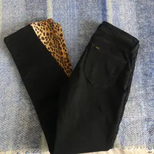 Svarta Lee jeans med leopard mönster på benen. Lågmidjade och bootcut. Superfint skick, aldrig använda. Mönstret är påsytt i efterhand och ”står” ut lite på benen på mig som är 168cm. Tror dem sitter finare på någon som är lite kortare. 