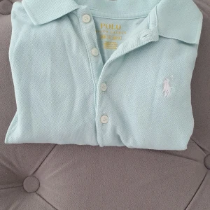 Oanvänd piké Ralph Lauren 146/152 - En mycket fun pikétröja från Ralph Lauren. 146/152, endast provad. 