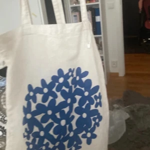 Axelväska med blåa blommor på tope bag  - Blommig axelväska