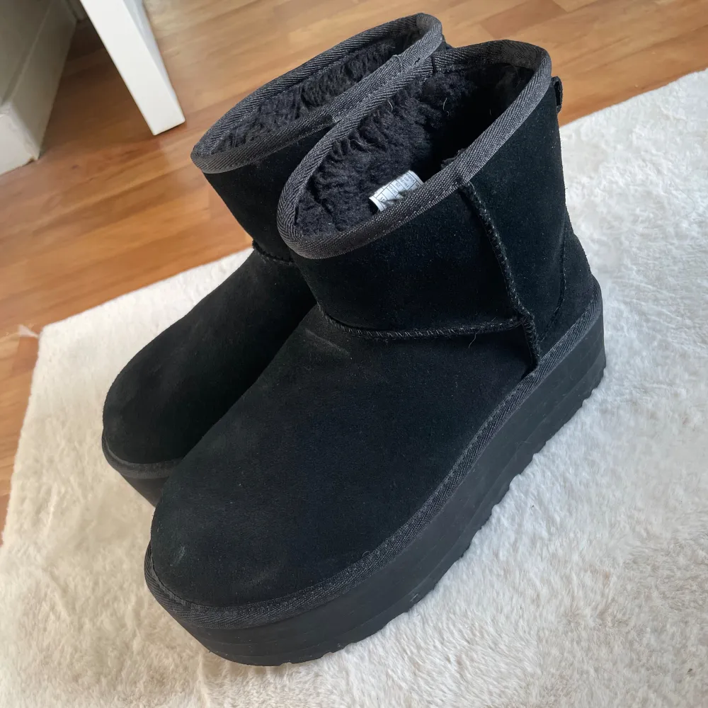 Säljer ett par äkta svarta Uggs som jag köpte för 6 månader sedan. Använda 3 gånger. Så i nyskick, inköpta på footlocker. Nypris 1985 kronor. . Skor.