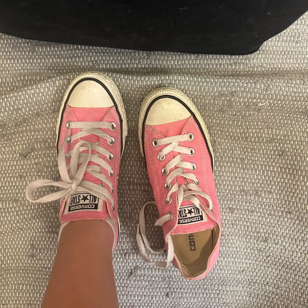 säljer mina rosa converse i storlek 37 för dom ej kommer till användning. tvättas innan jag skickar. skriv för mer information eller bilder🩷. Skor.