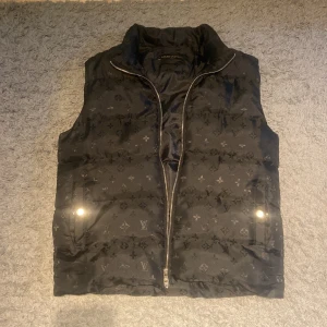 Louis vuitton väst - Bra skick inte använd men har lite hål i fickorna 