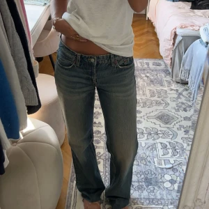 Zara jeans - Zara jeans i storlek 38, sitter bra på mig som har 36 i vanliga fall. Super bra skick! 