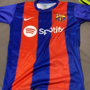 Lewandoski tröja 400kr köpte för 500kr - Har haft på mig den i 3 dagar nu och märkte den var för liten 