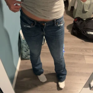 Lågmidjade jeans - Hej säljer dessa snygga lågmidjade byxorna som ja köpt secondhand men tyvärr är för stora i midjan,använd 1 gång, hör av dig om du undrar nått 🫶🏻🫶🏻