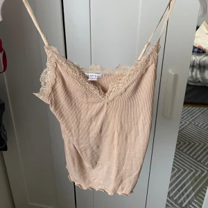 Beige spets topp - Säljer detta linnet då den inte kommer till användning.