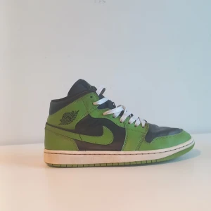 Air jordan 1 mid - Dem här skorna är använda men fortfarande i ett bra skick! Originalet kommer med gröna snören, men jag har lagt till "custom shoe laces". Priset kan diskuteras!