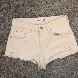 Pull&bear shorts -  Somriga  krämvita shorts från pull&bear, passar s till xs. Sitter lågmidjat! Skriv till mig om ni var frågor