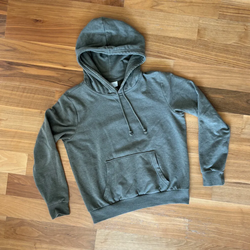 Fin, mossgrön hoodie från HM divided (basic). Storlek: M. Material: 60% bomull + 40% polyester. :). Hoodies.