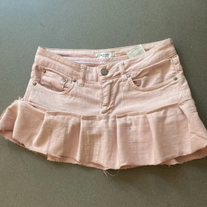Super snygg volang kjol!💋🐆🥂🪩 - En rosa unik Jens kjol! I storleken S💓