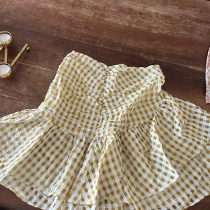 Hm kjol  - Hm kjol (aldrig använd) säljes för 100kr, storlek 32 (motsvarar ungefär xs)