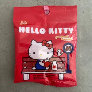 Hello Kitty godis  - Vet inte hur många gram det är eftersom det inte står på svenska, om ni vill/kan så kan ni printa bilden och översätta själva!  Det är jelly godis täckta i socker, jag har själv smakat på dem(har flera paket) och jag tycker dom är jätte goda 😍💞