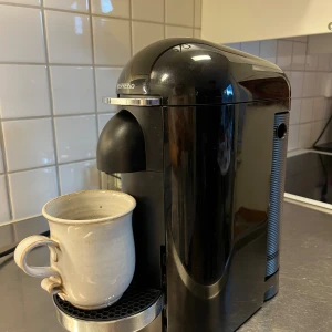 Nespresso Vertuo Plus svart - Kaffemaskin/kapselmaskin från Nespresso, svart, modell Vertuo Plus. I mycket god skick, fullt fungerande.  Kommer från ett djur- och rökfritt hem. Maskinen har inga skador.