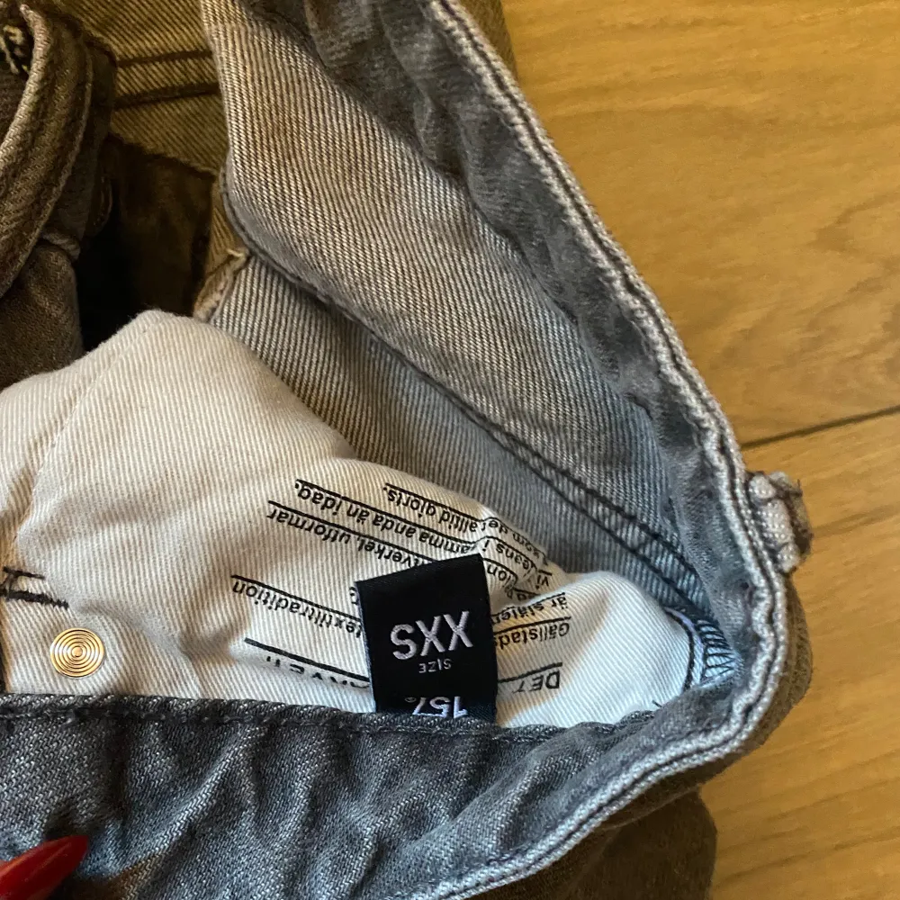 I storlek XXS som jag tycker passar som XS. Den är mid waist och har använt några gånger. Köpt för 400kr säljer 120kr☺️. Jeans & Byxor.