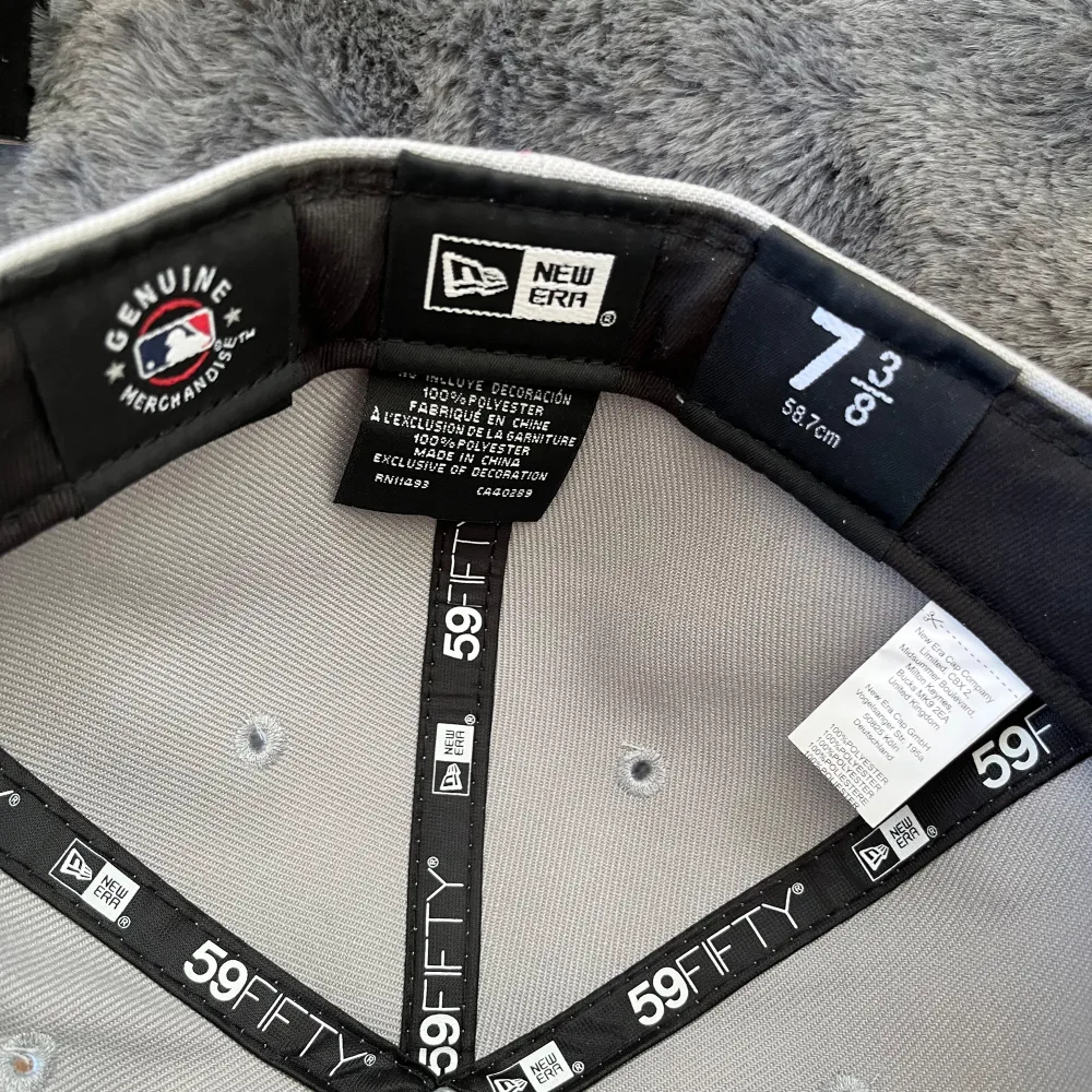 Säljer en new era fitted cap i storlek 58.7cm. Helt ny aldrig använd för den är för stor för mig . Asusteet.