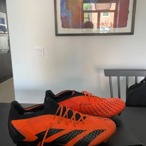 Predator accuracy .1 low - Adidas predator accuracy köpta på xxl förra sommaren väl använda men fortfarande myyycket liv kvar i dem. Ganska smutsiga från användning på konstgräs men hår att tvätta bort lätt. Hör av dog vid funderingar 