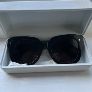 Chimi  - Känner för att sälja mina svarta chimis i 08 då jag knappt använt dem, tycker fortfarande dem är super snygga men hittar inget tillfälle till att använda dem❤️ pris kan alltid diskuteras!