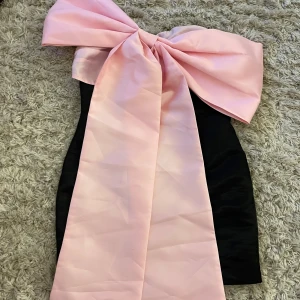 Cocktail klänning  - As snygg klänning som aldrig kommit till användning, tog lös rosetten men går att sy tillbaka 🥰