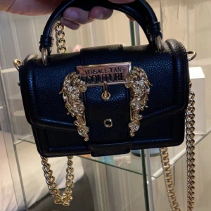Versace väska  - Fin Äkta Versace väska.. den är använd 2 gånger.