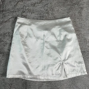 Kjol - Kjol från shein. Slits och dragkedja på sidan😙