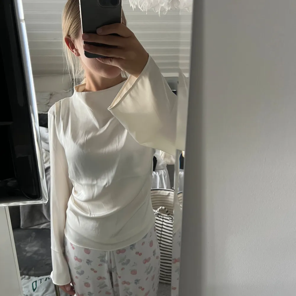 Jättefin satin topp från H&M, endast använd en gång💕. Toppar.