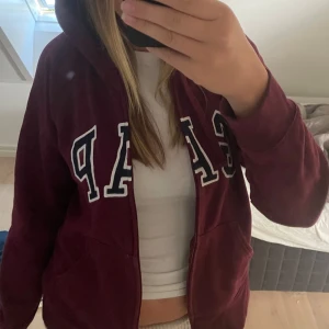 GAP zip-up - Perfekt skick och inga tecken på användning. Skriv kring frågor osv!💓