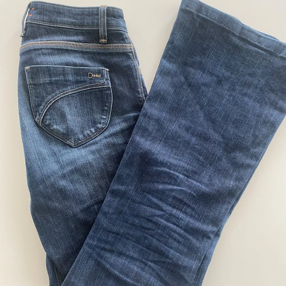 Perfekta bootcut jeans i utmärkt skick. Midja : 35 cm Innebenslängd : 74 cm. Jeans & Byxor.