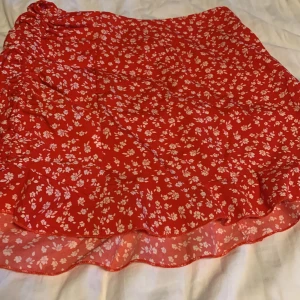 Blommig kort kjol - Somrig kort kjol i bra skick, använd ett fåtal gånger.